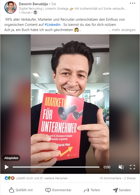 Bild von einem LinkedIn Post wo Davorin ein Buch in die Höhe hält